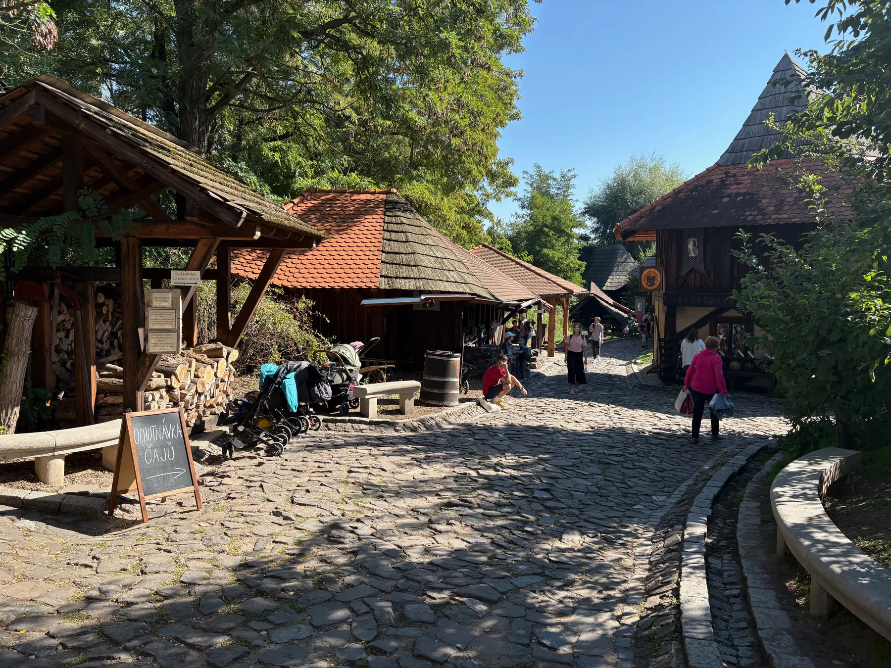 Centrální kamenná ulice s dřevěnými dílnami po obou stranách