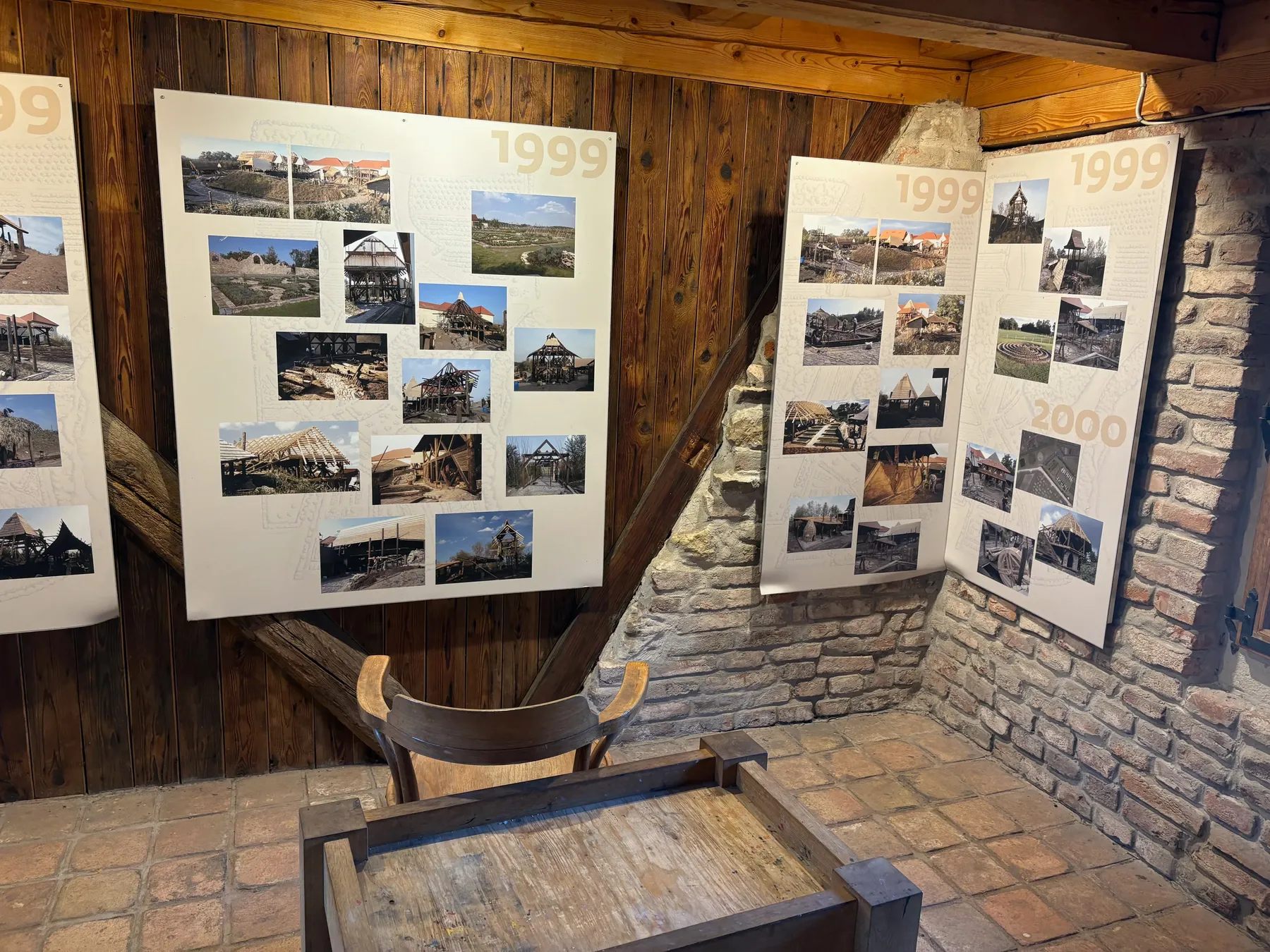 Expozice s fotkami z otevření areálu roku 1999
