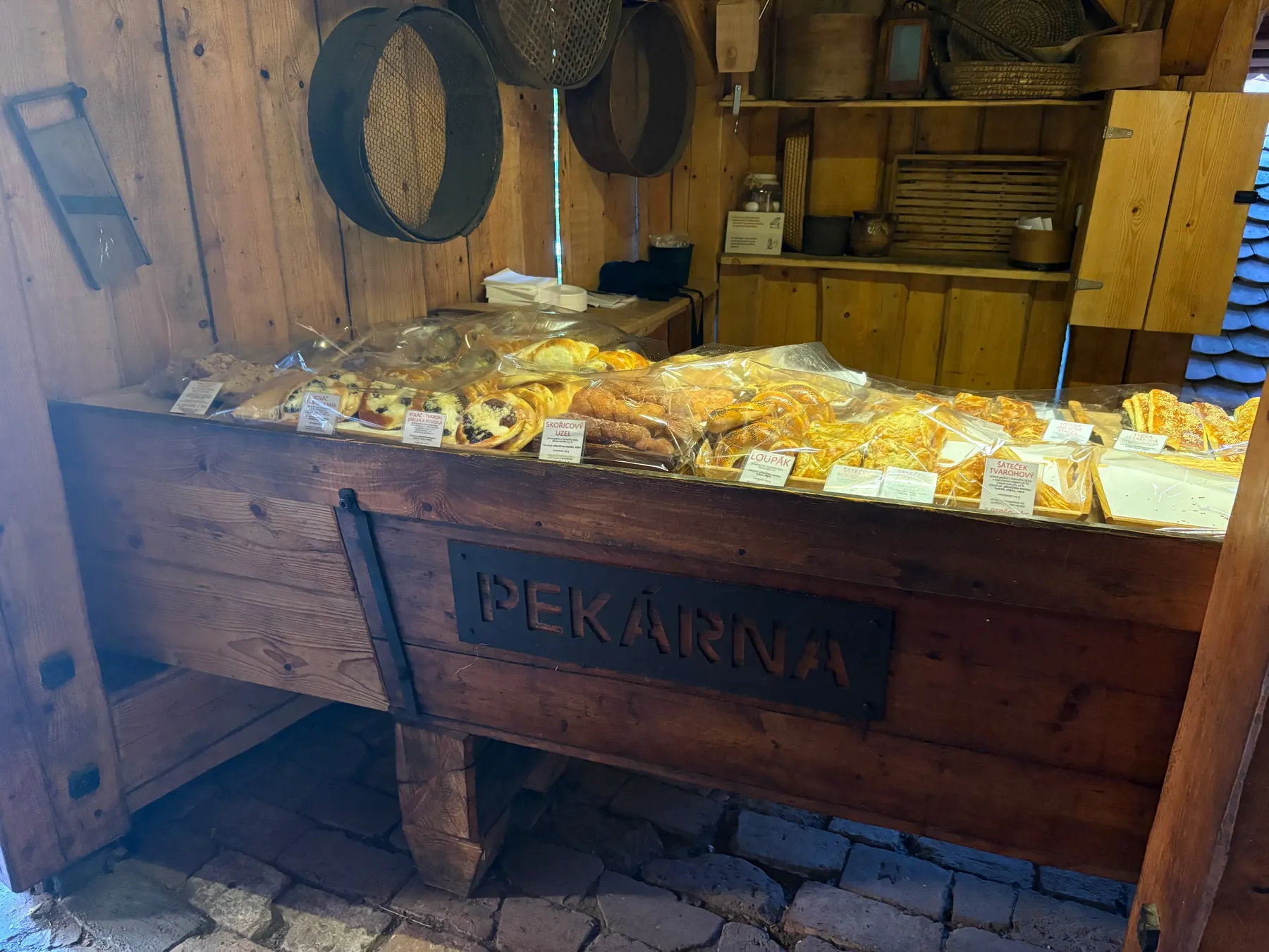 Vitrína pekárny plná domácího pečiva
