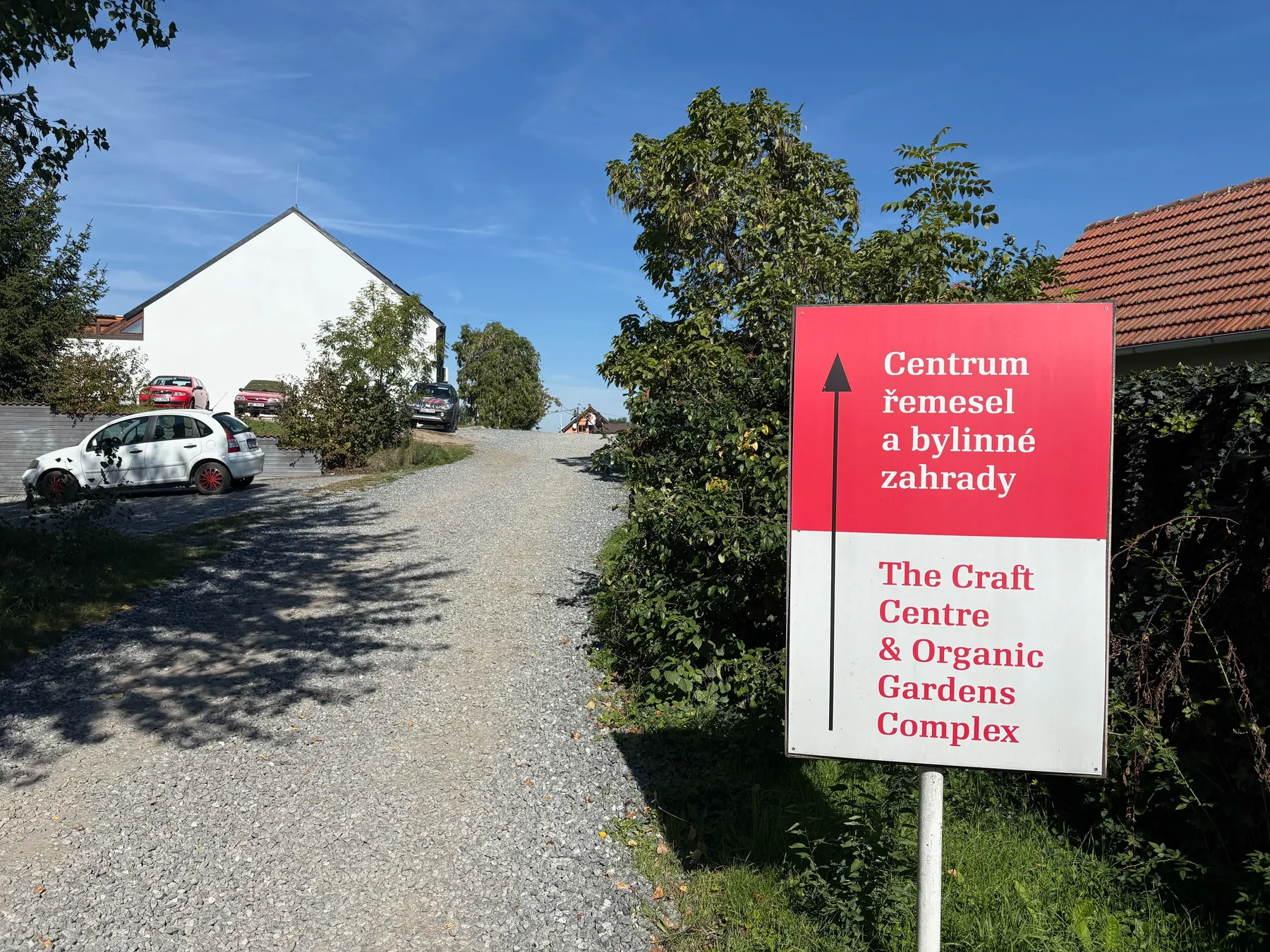 Ukazatel na vjezdu s nápisem Centrum řemesel a bylinné zahrady
