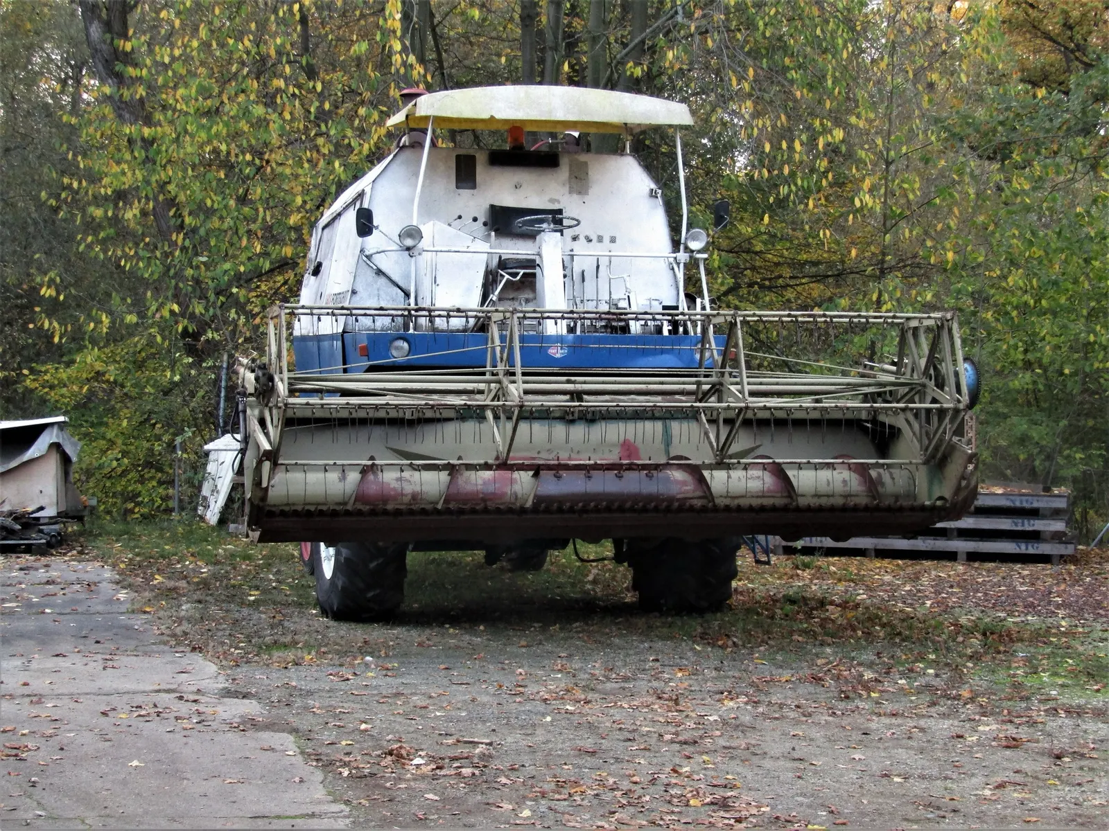 Modrobílý kombajn Fortschritt E 512 zepředu na poli