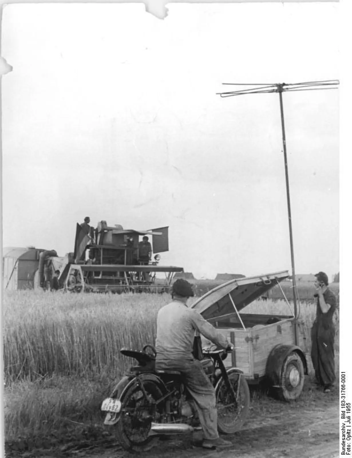 Archivní černobílá fotografie kombajnu E 171 při sklizni