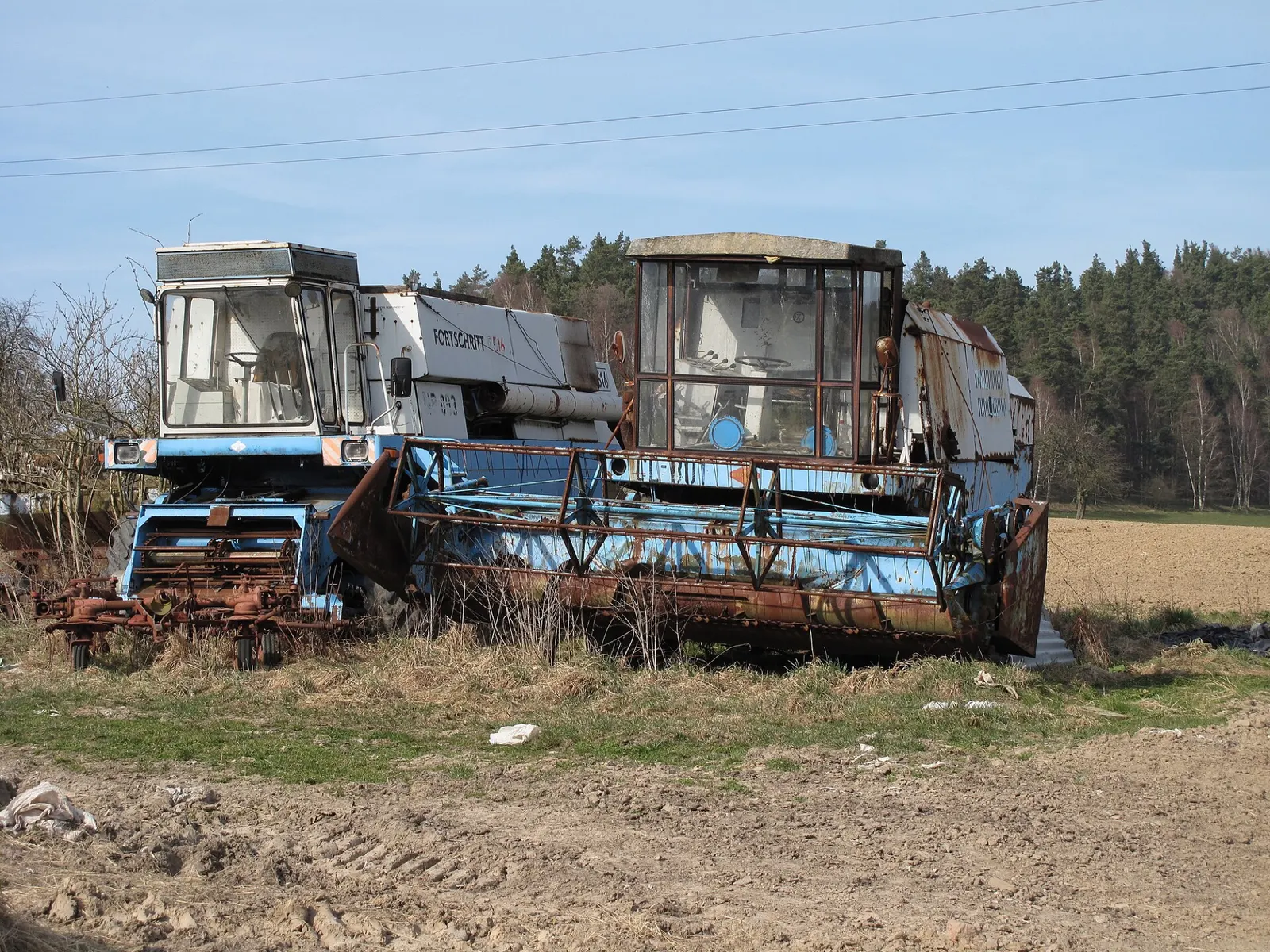 Dva odstavené kombajny Fortschritt E 516 v české krajině