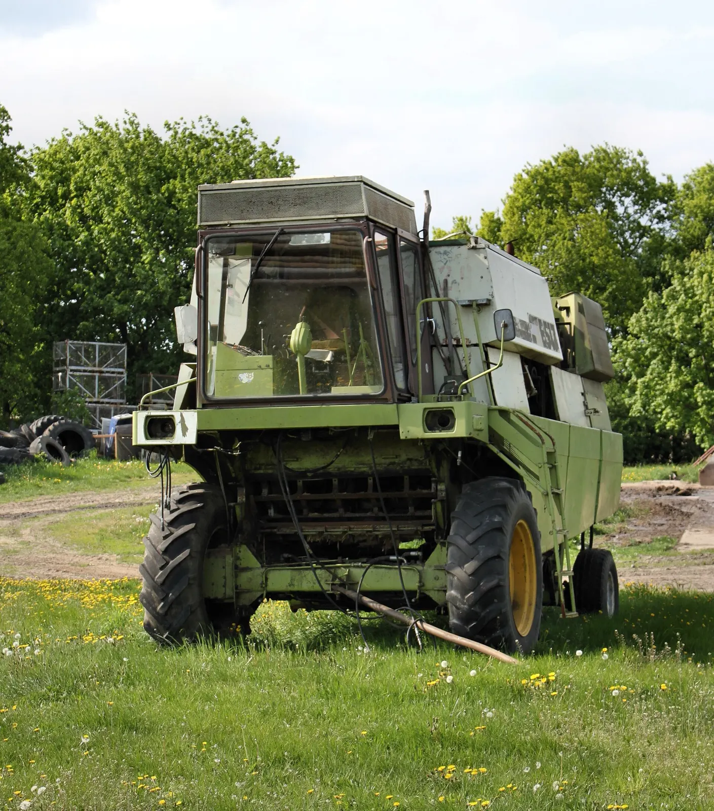 Čelní pohled na kombajn Fortschritt E 517