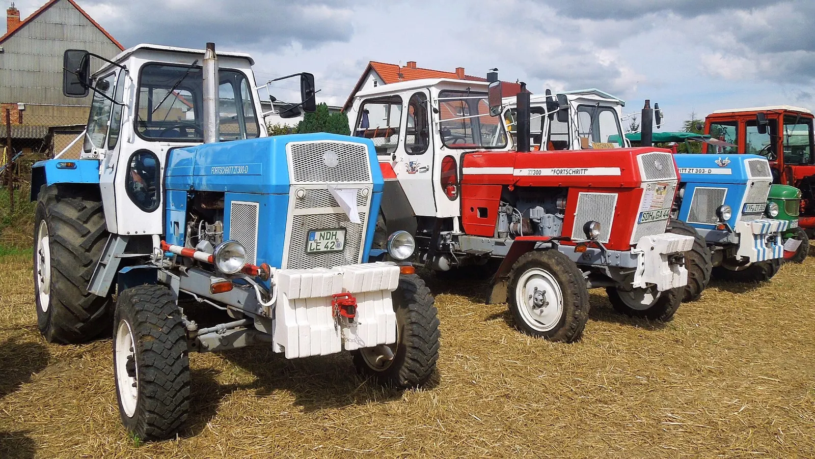 Červený traktor Fortschritt ZT 300 na přehlídce veteránů