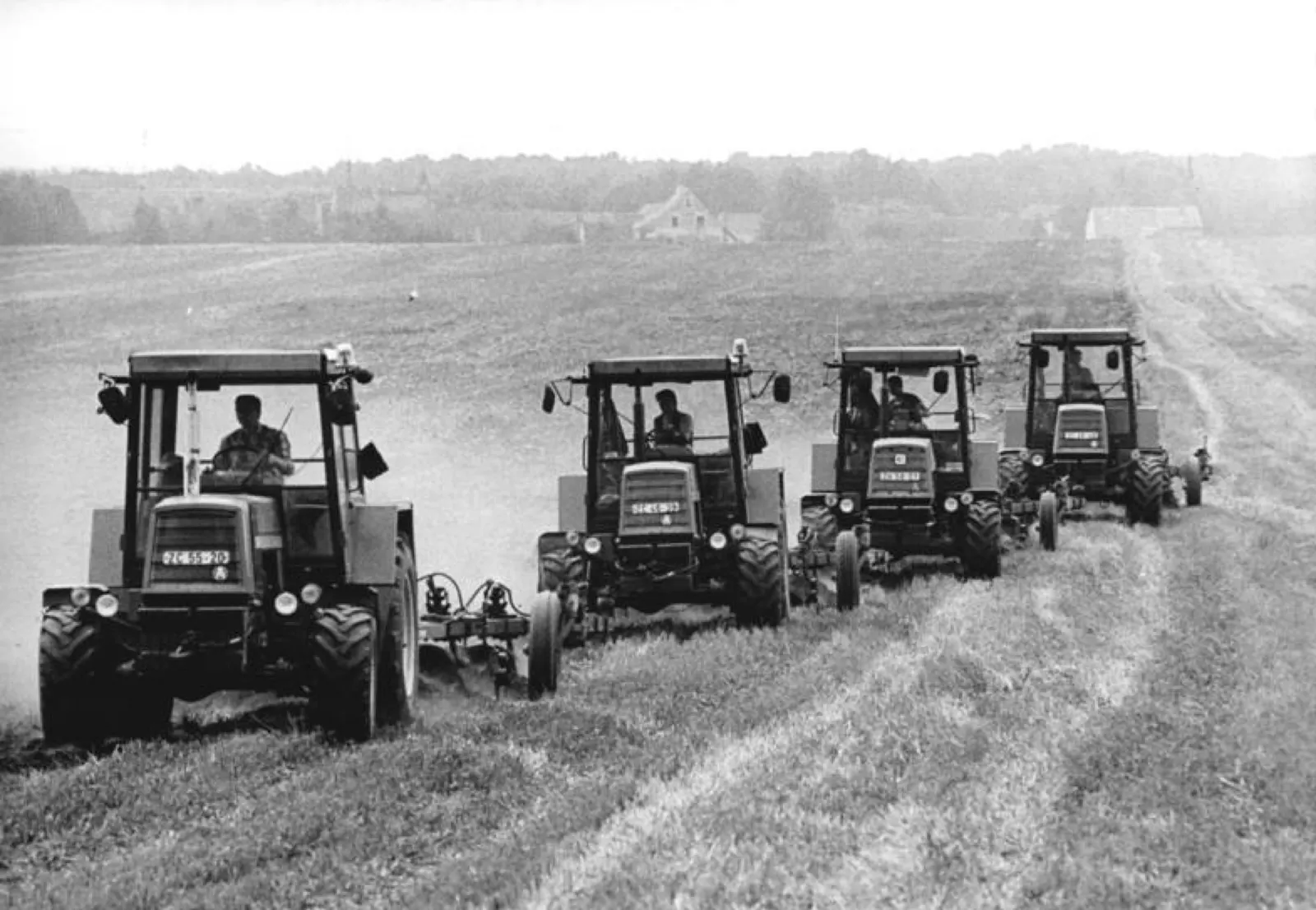 Traktor Fortschritt ZT 323 pracuje s širokým nářadím na poli