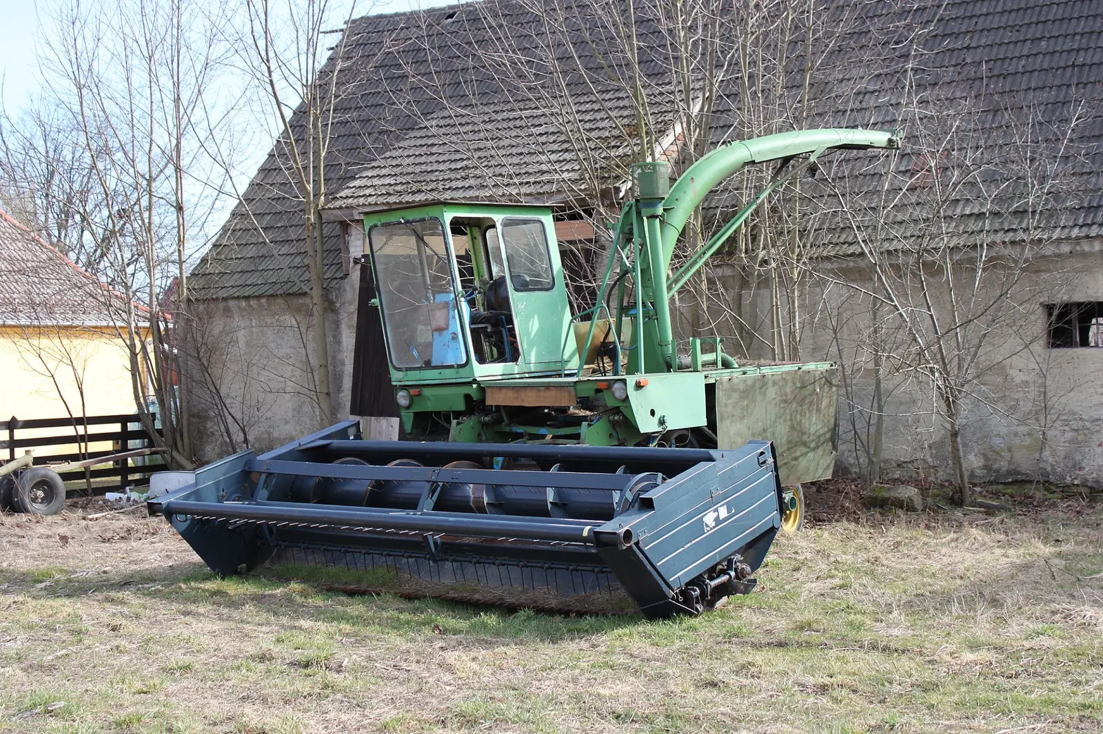 Zelenobílá sklízecí řezačka Fortschritt E 281