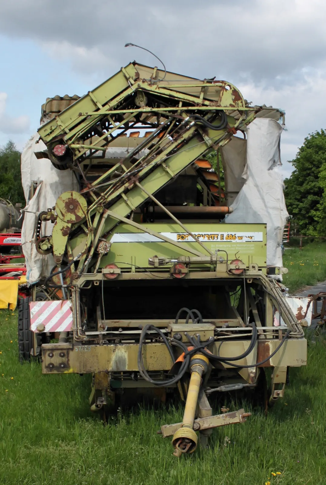 Čelní pohled na stroj Fortschritt E 686 pro sklizeň brambor