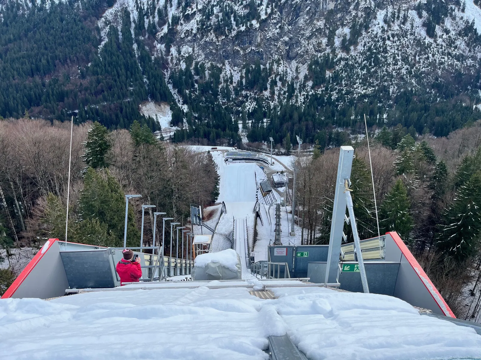Boční pohled na věž - Boží ukazovák nad údolím Stillachtal