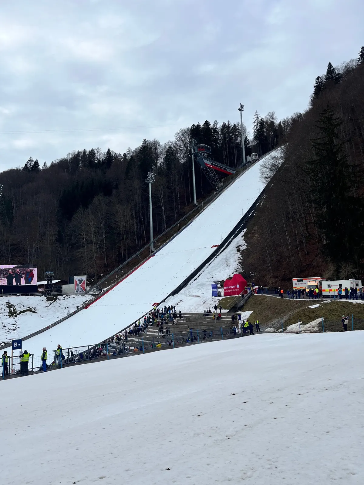 Diváci na tribunách Heini-Klopfer během závodu Světového poháru 2025