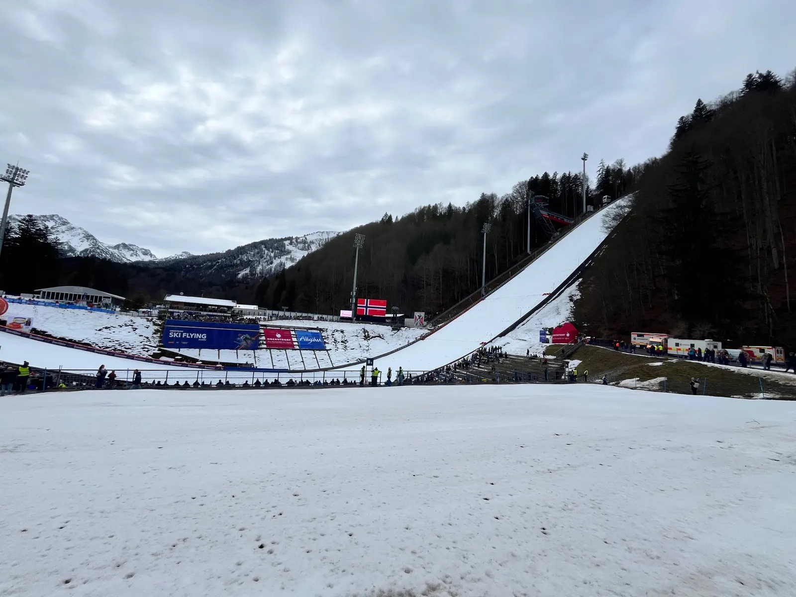Skokan v letu nad doskočištěm Heini-Klopfer