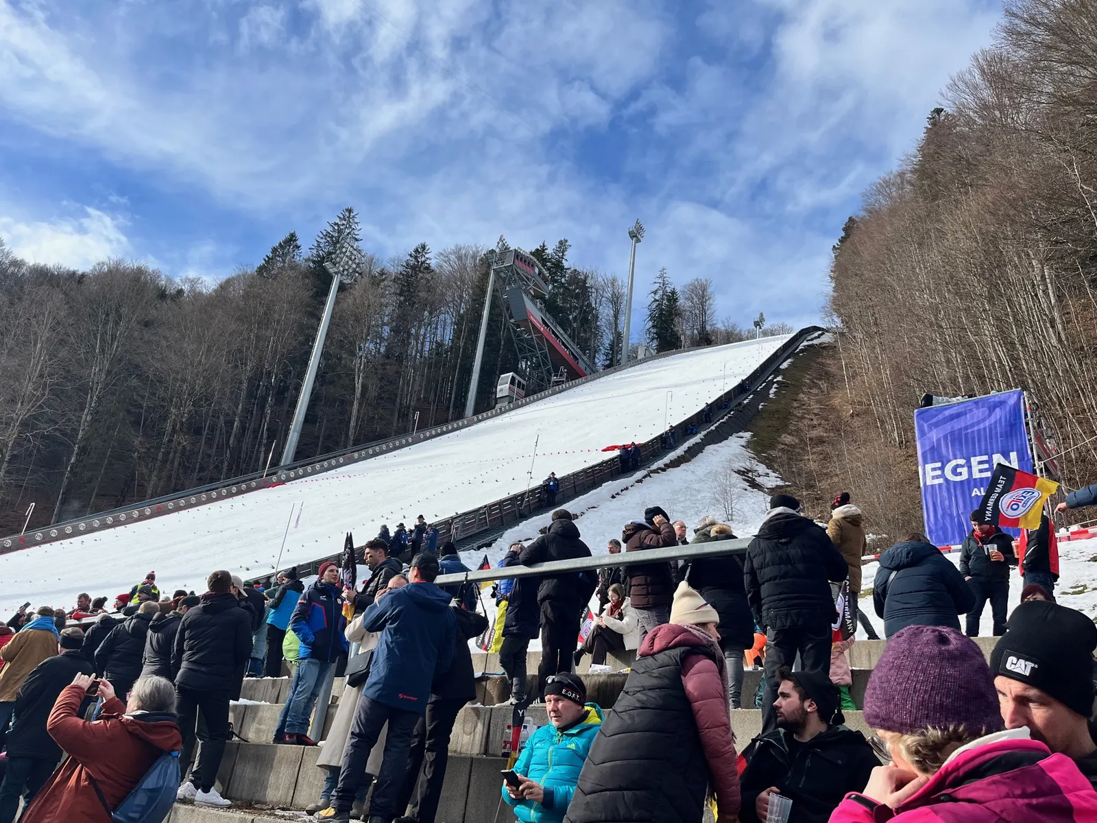 Vlajky mezi diváky během závodu Světového poháru