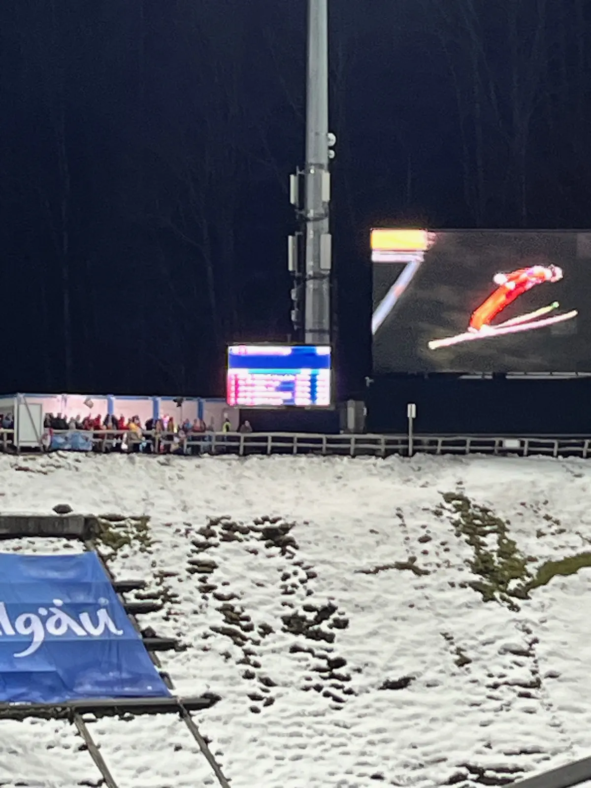 Závěrečný pohled na stadion po skončení závodu