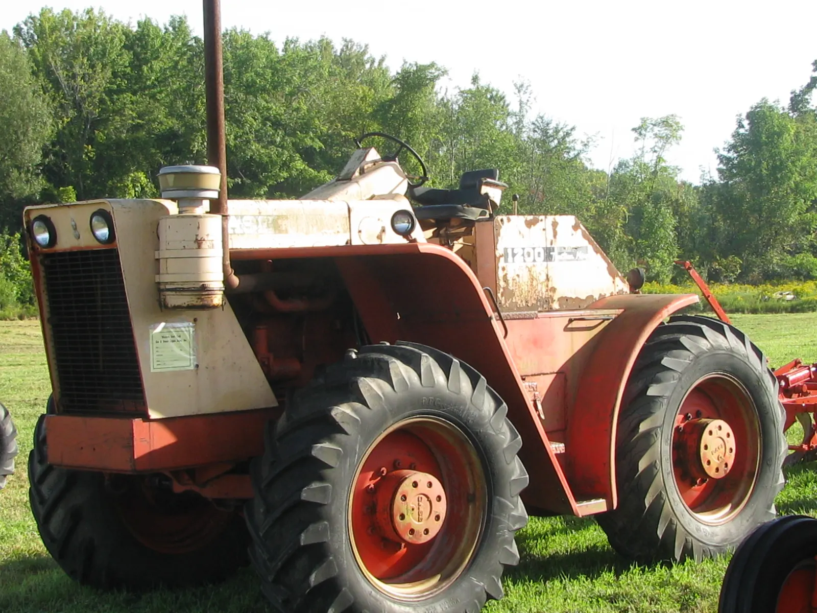 Červenobílý Case 1200 Traction King na výstavě