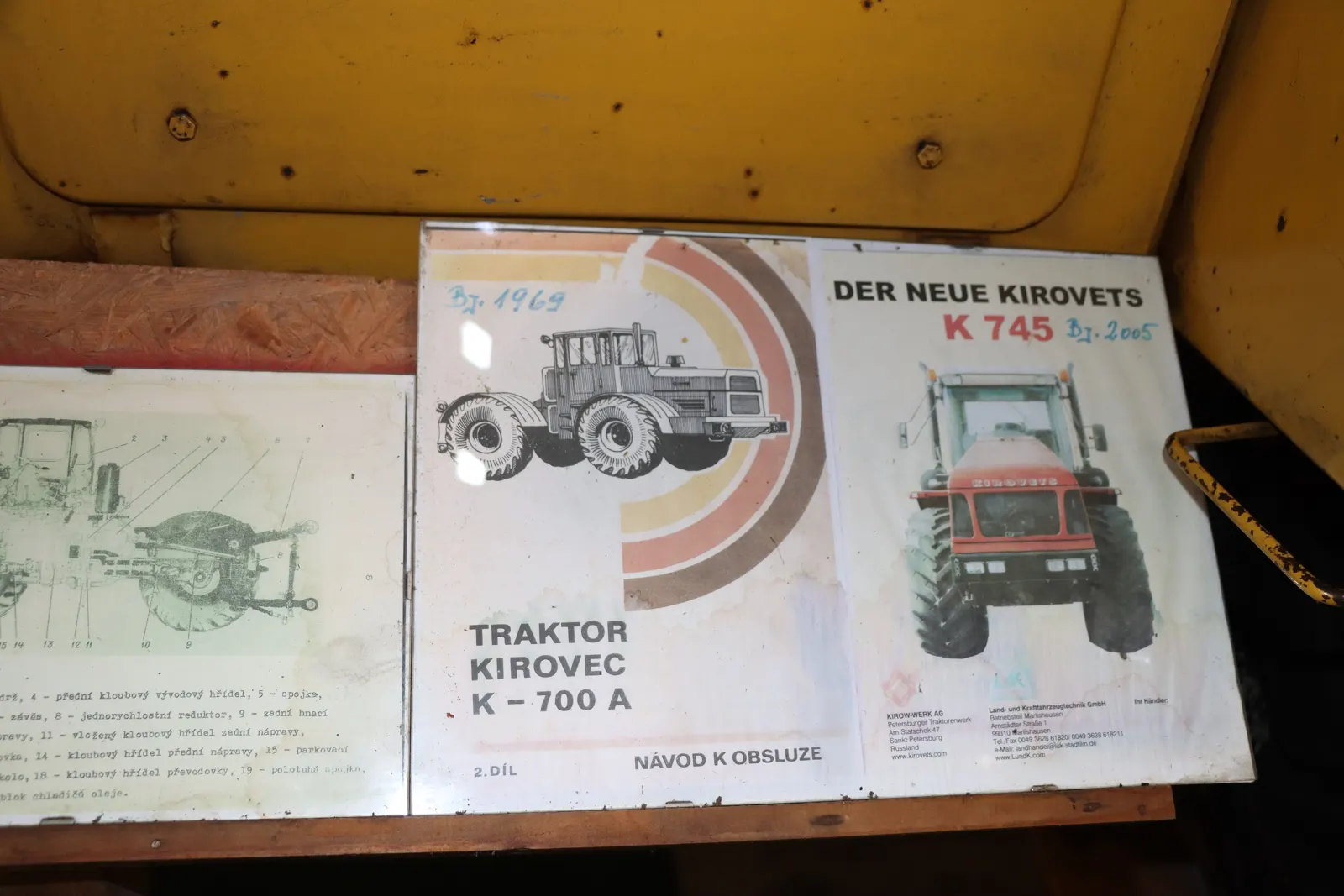 Vystavený český návod k obsluze traktoru Kirovec K-700 A a německý prospekt