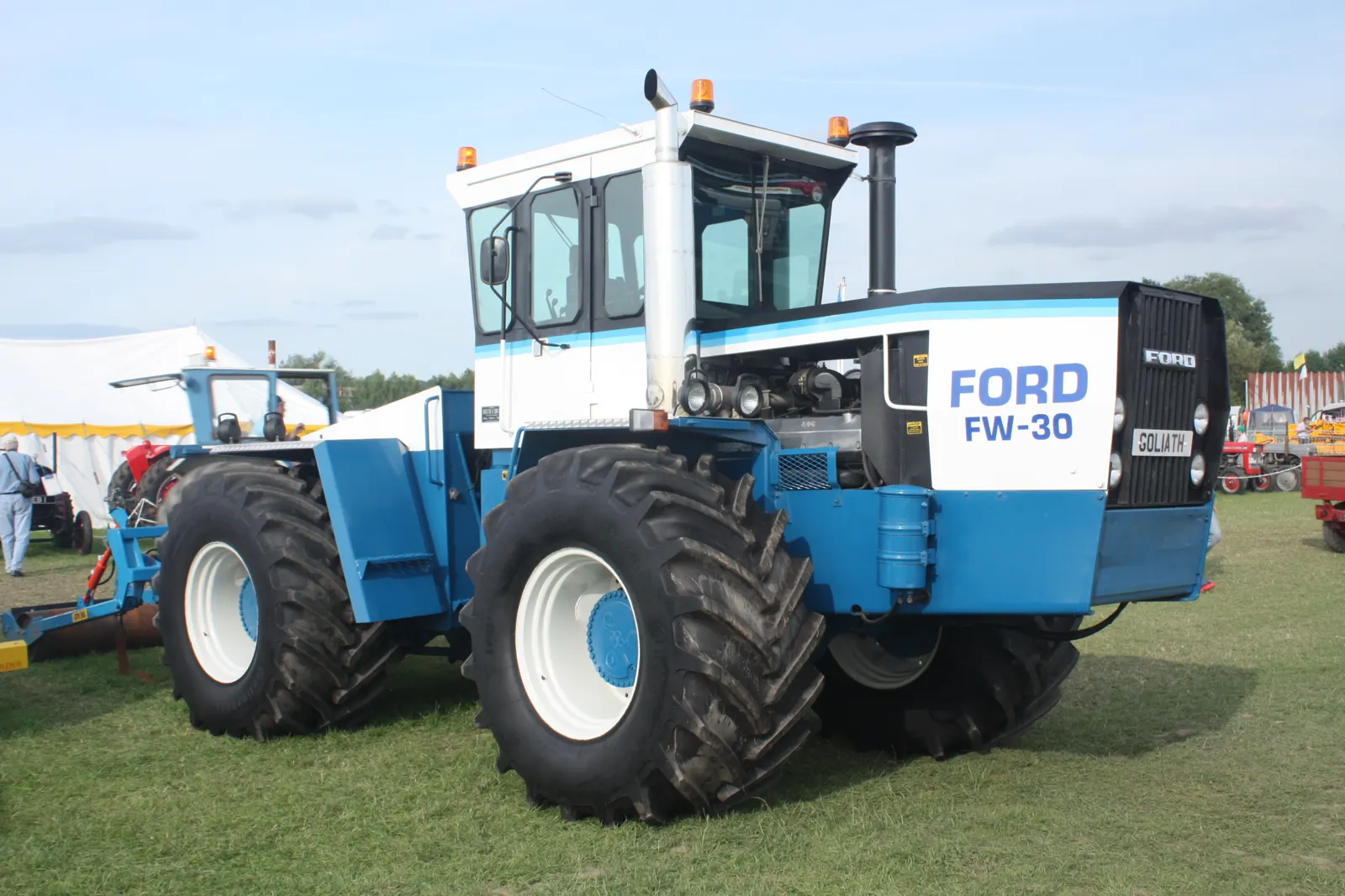 Modrobílý traktor Ford FW-30 na výstavě
