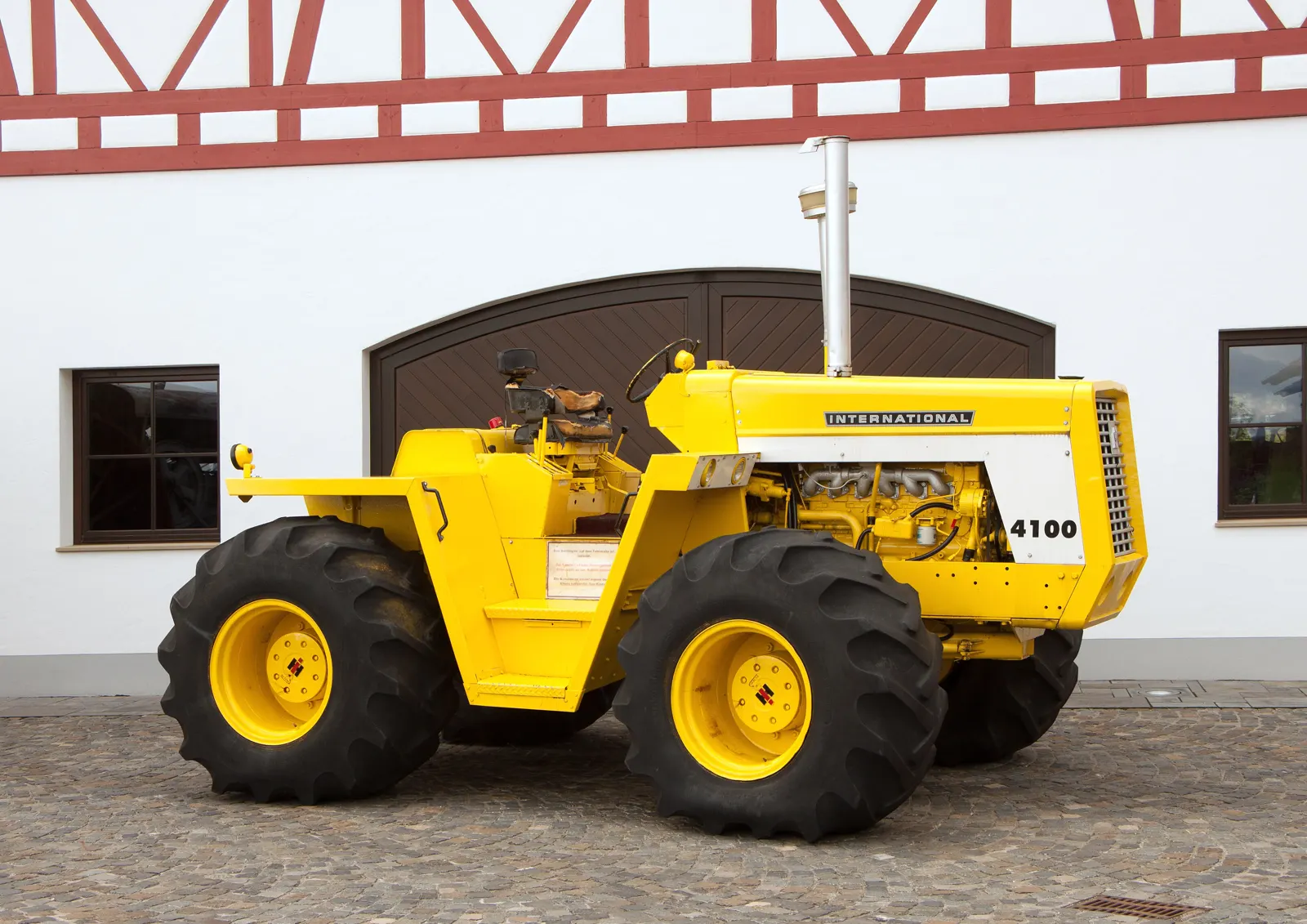 Žlutý International Harvester 4100 před budovou