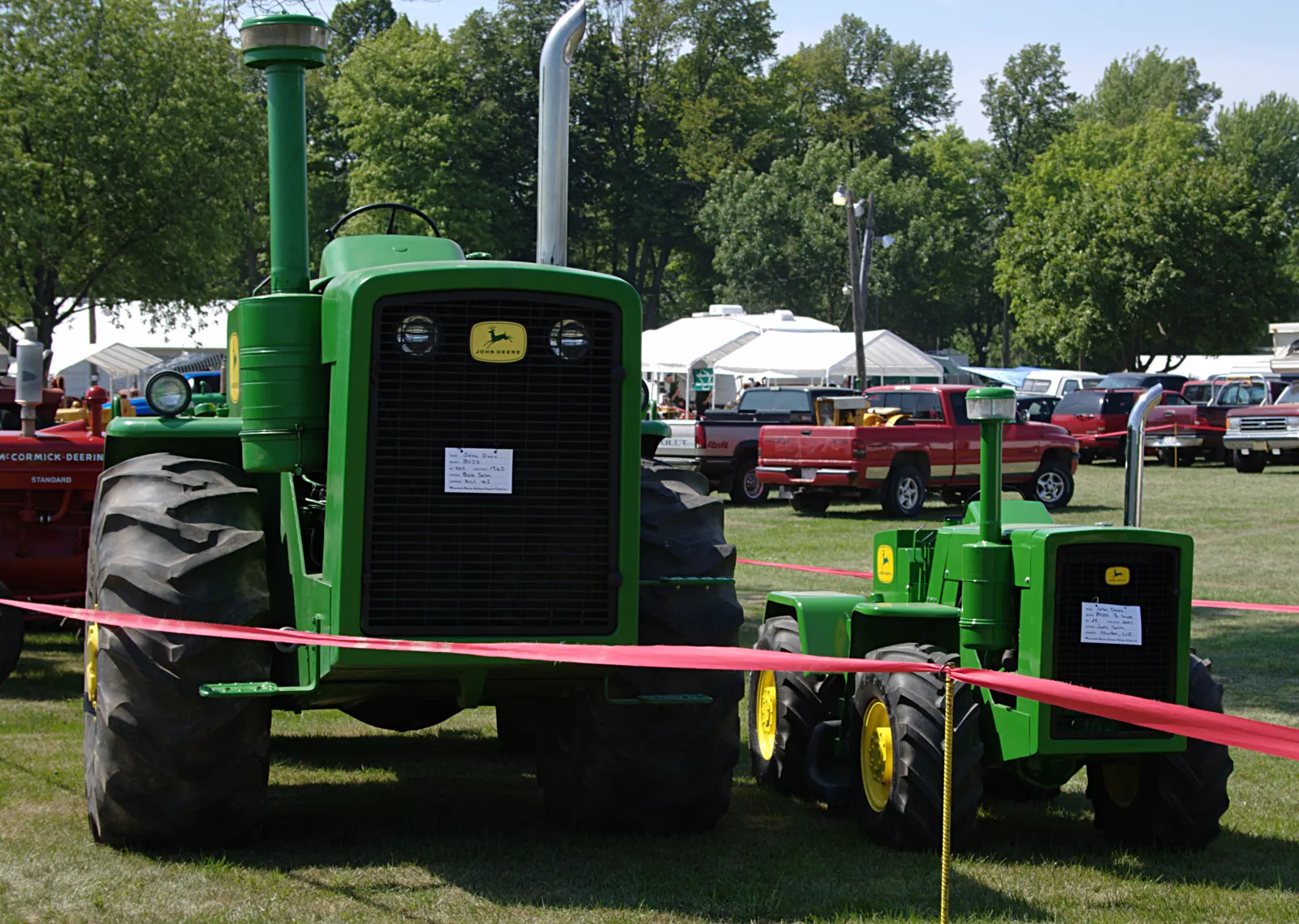 Zelený kloubový John Deere 8020 na výstavě veteránů