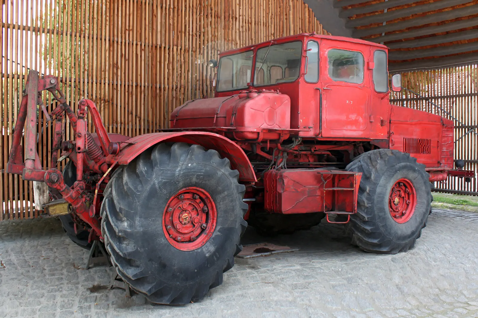 Červený K-700 z roku 1970 v muzejní hale