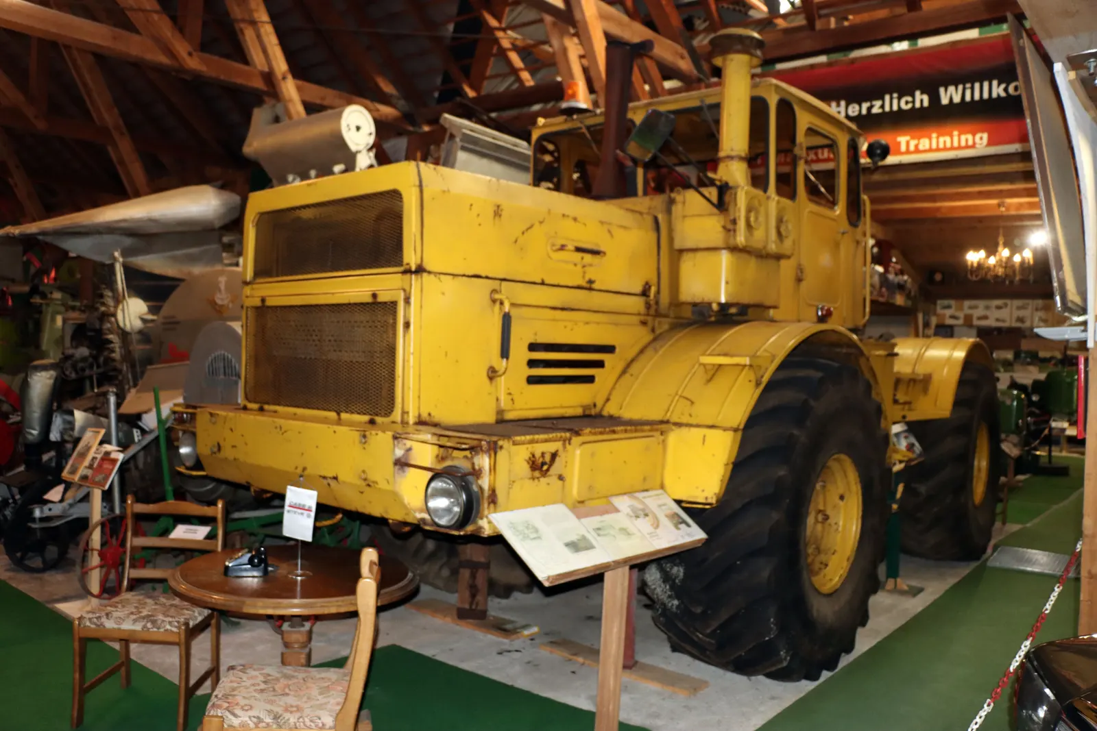 Žlutý K-700A v muzejní expozici