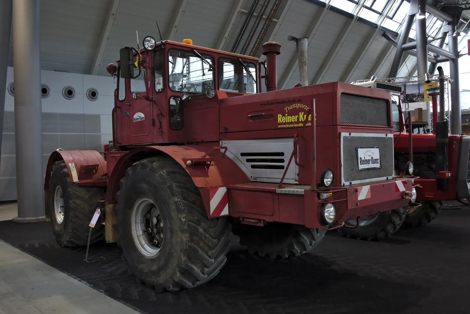 Vínově červený K-700A vystavený na veletrhu