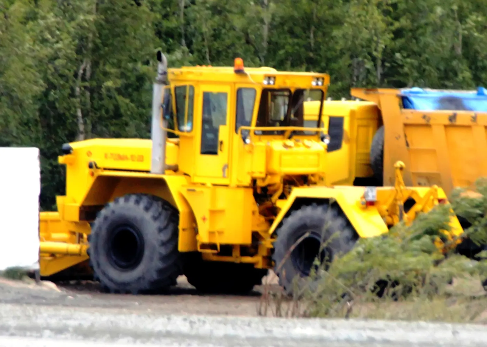 Žlutý K-703 s čelní radlicí