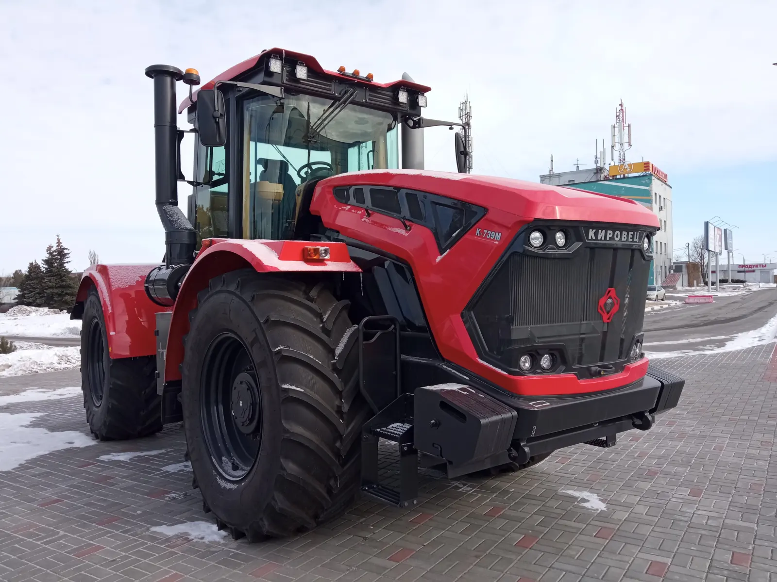 Červený Kirovec K-739M nové generace na dlážděném prostranství