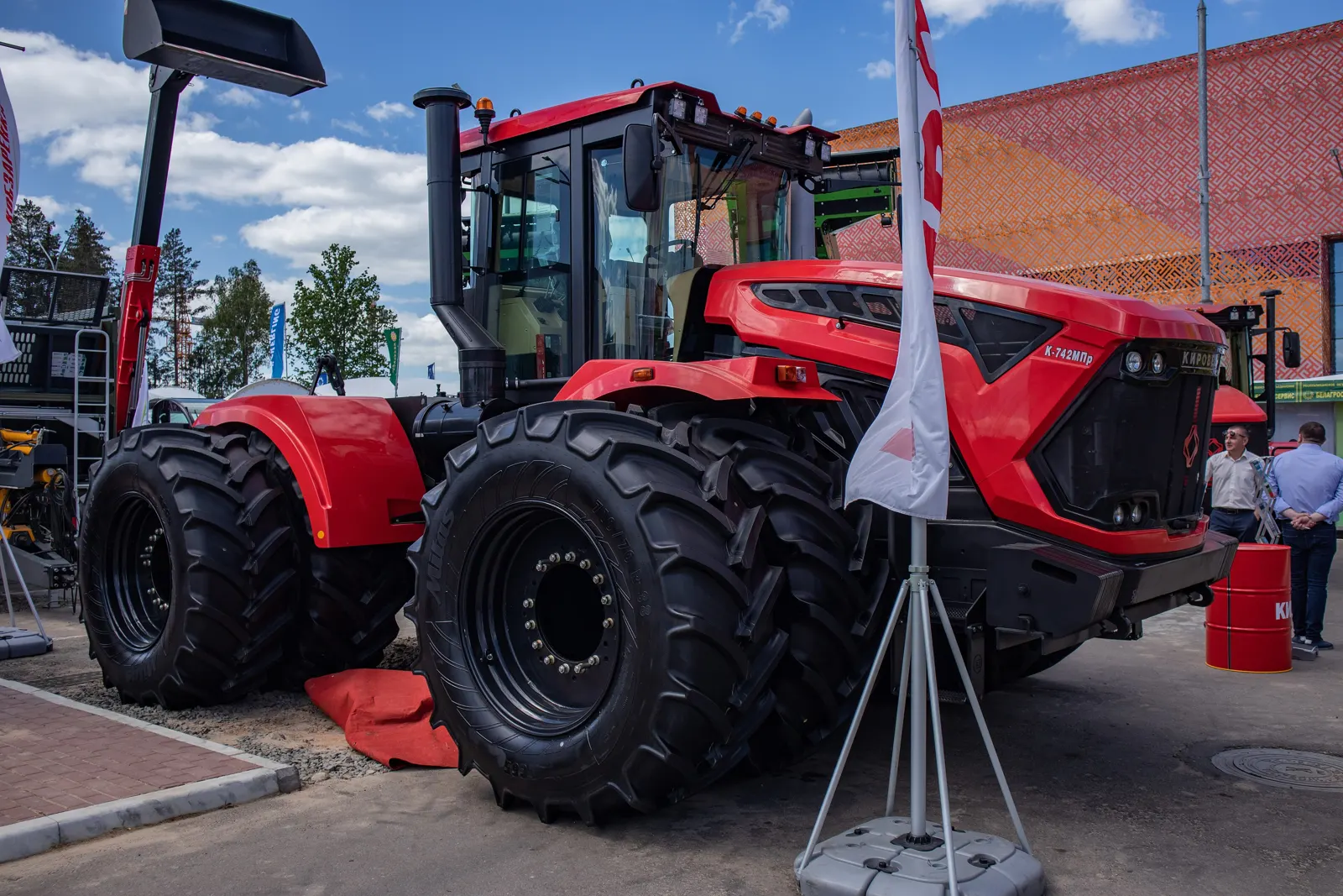 Červený Kirovec K-742MPr s dvojmontáží kol na výstavě