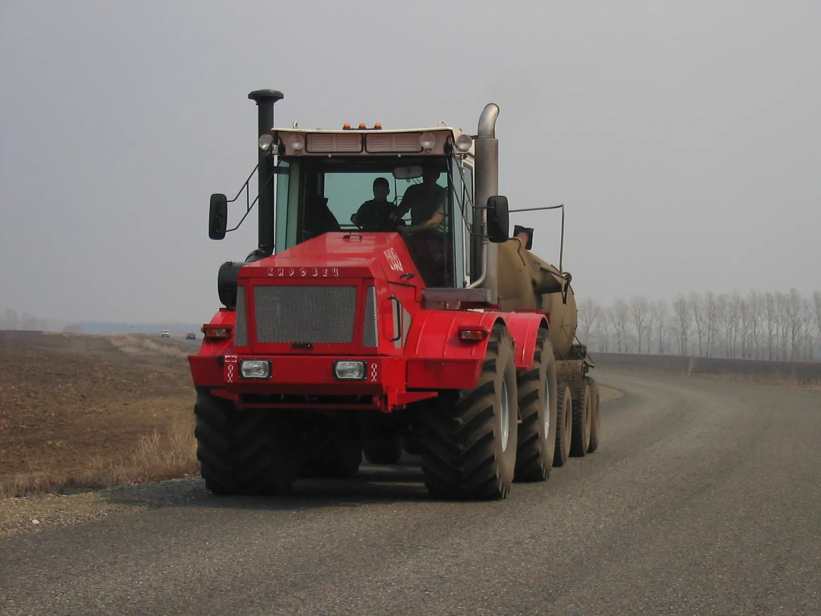 Červený K-744 s návěsem na polní cestě