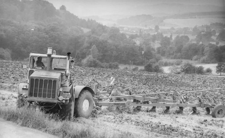 K-700 s pluhem orá strniště v kopcích