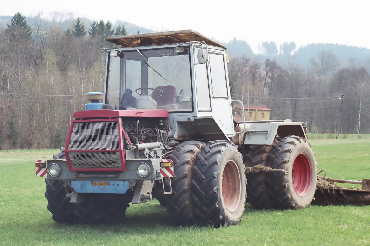 Červený tahač ŠT 180 s bílou kabinou na louce