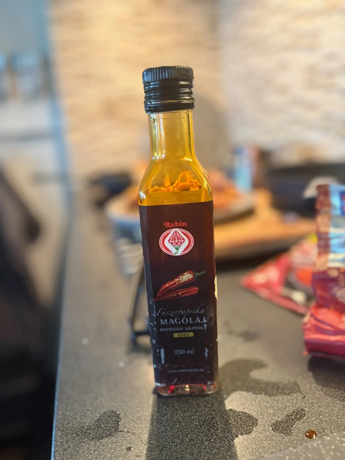 Lahvička maďarského paprikového oleje Rubin Fűszerpaprika Magolaj 250 ml
