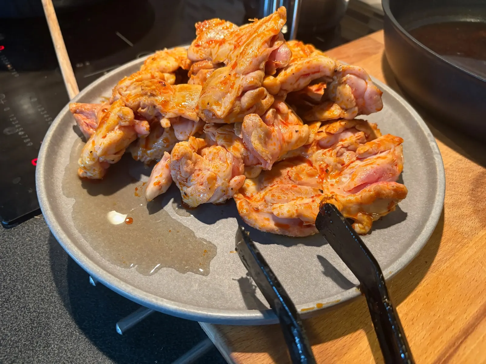 Osmažené kuřecí stehenní řízky odložené na talíři