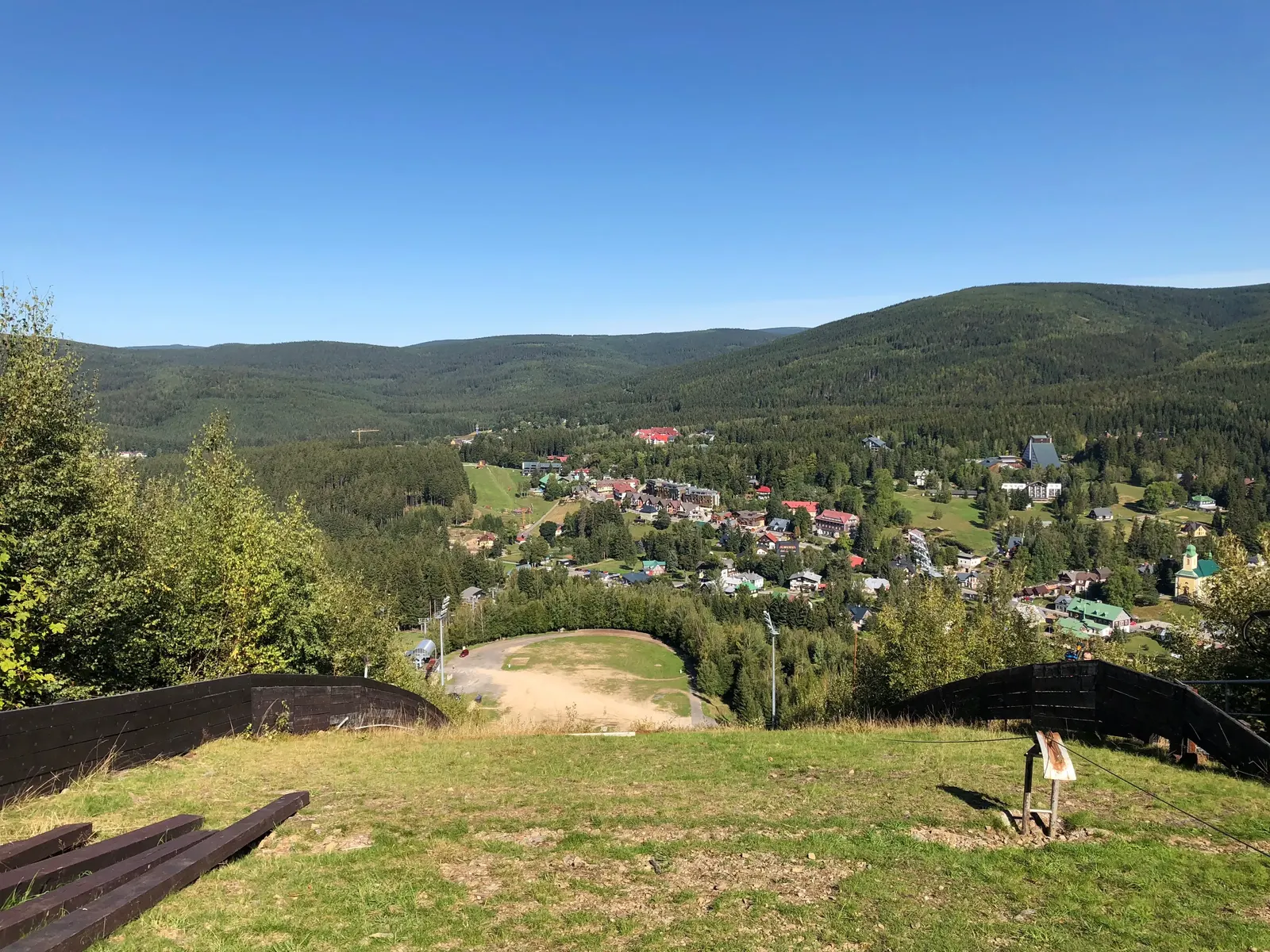 Pohled z doskočiště na výběh a Harrachov.