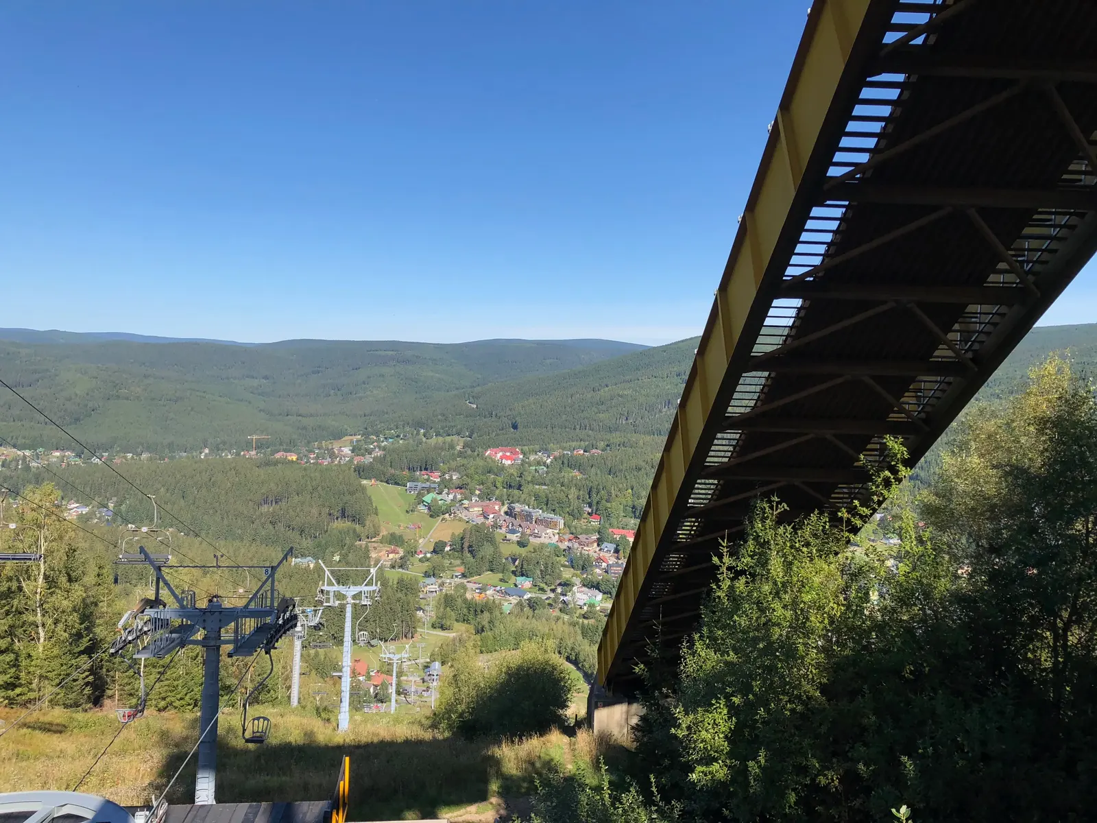 Pod nájezdovým nosníkem, vlevo lanovka a Harrachov.