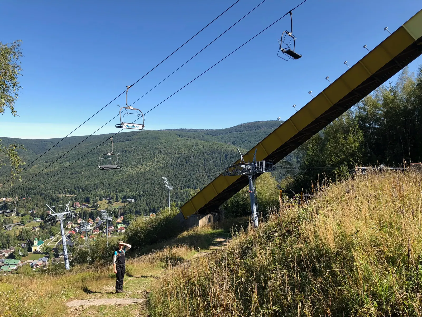 Pěšina podél nájezdu a lanovka, v údolí Harrachov.