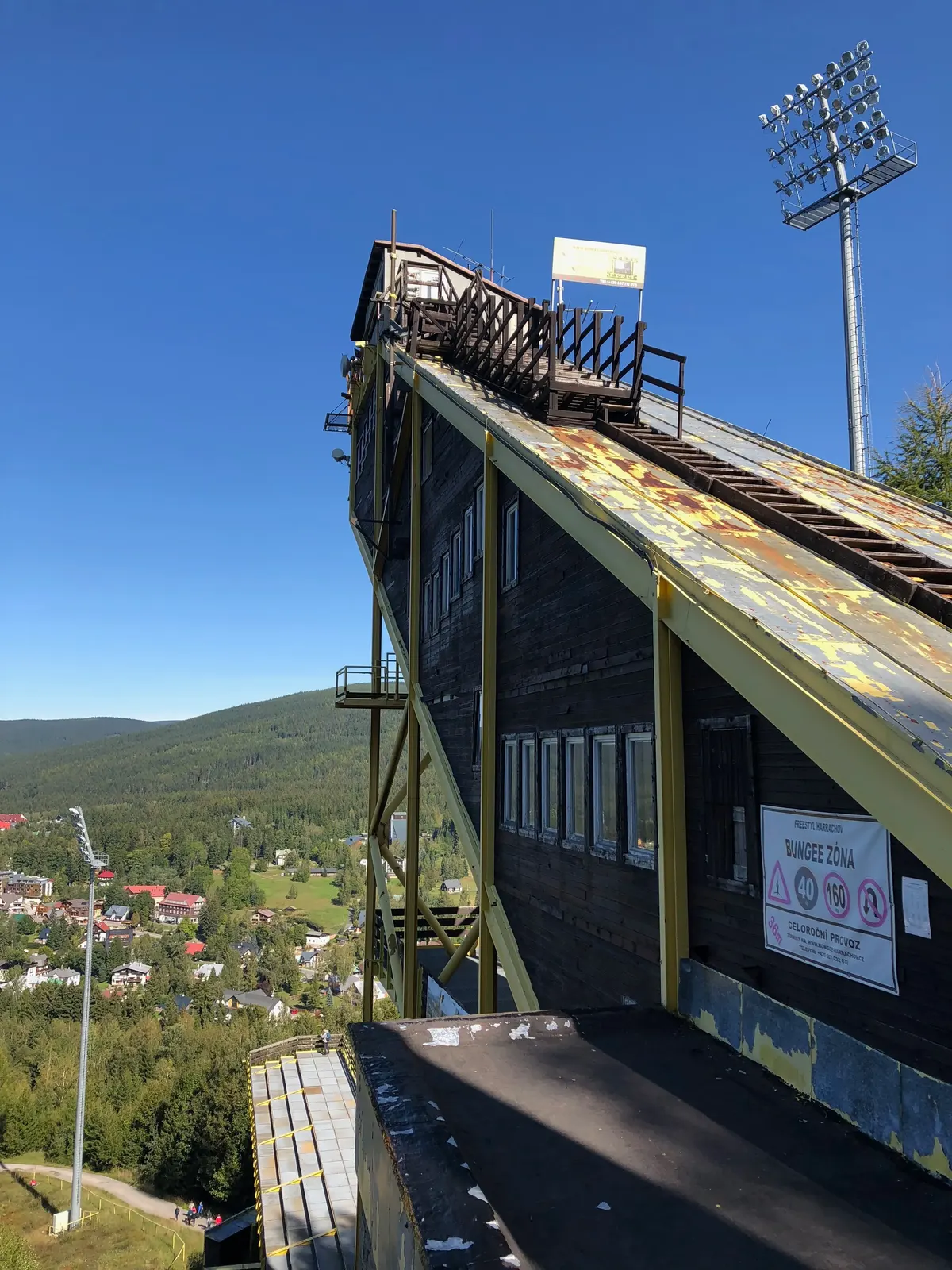 Dřevěná budova u doskočiště s cedulí Bungee zóna