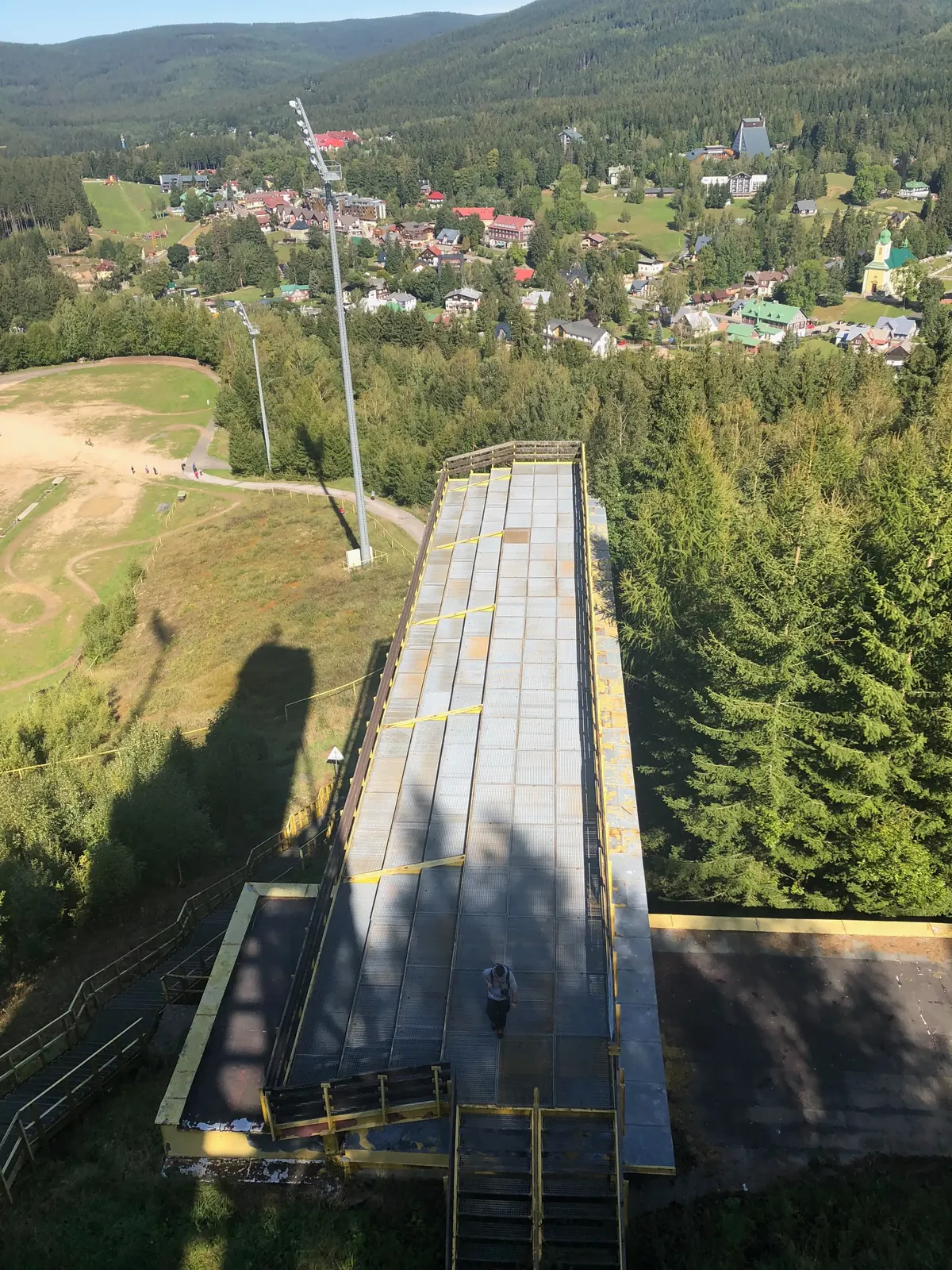 Tribuna shora, pod ní výběh a Harrachov