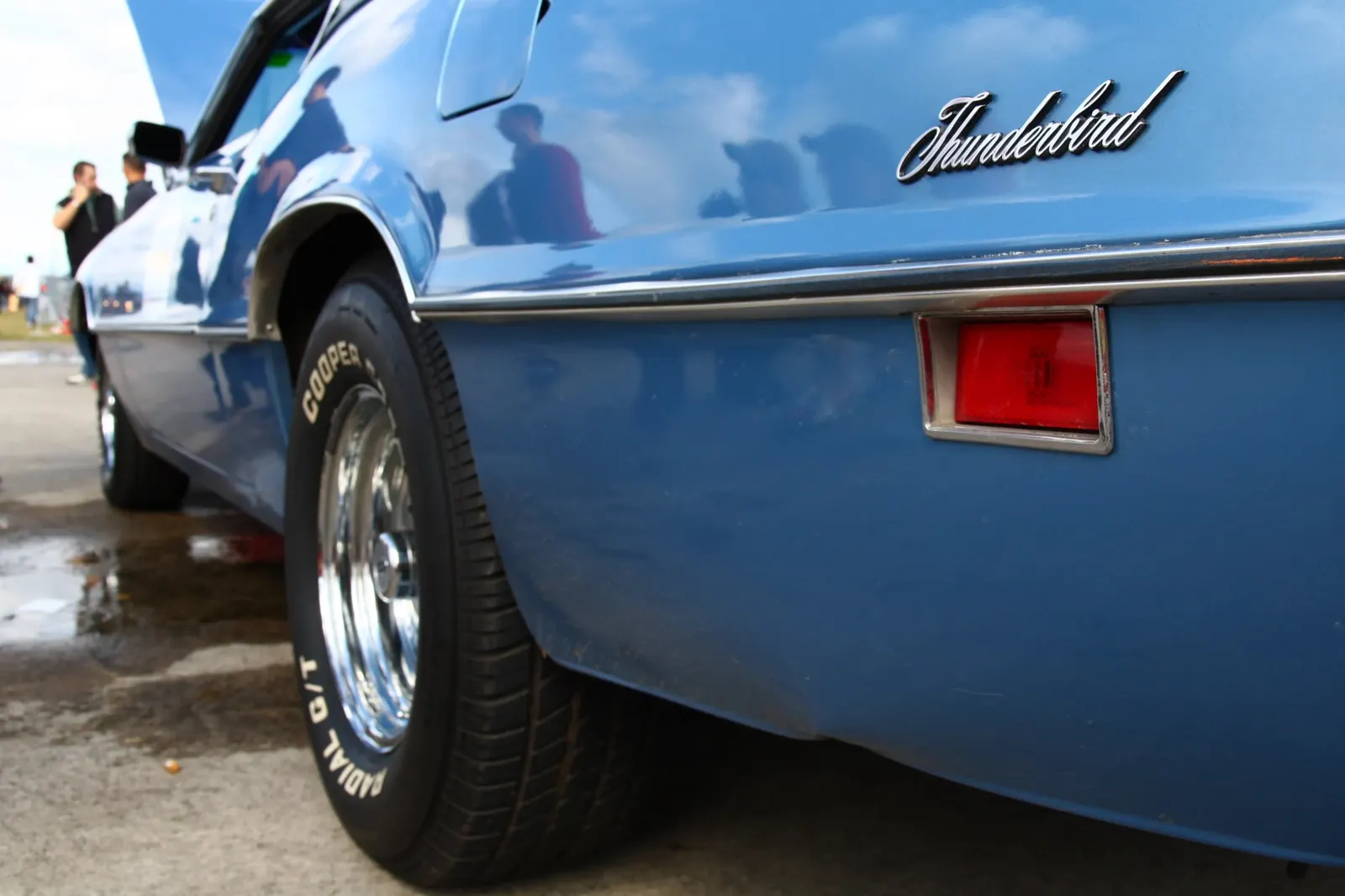 Modrý Ford Thunderbird zezadu s chromovým znakem