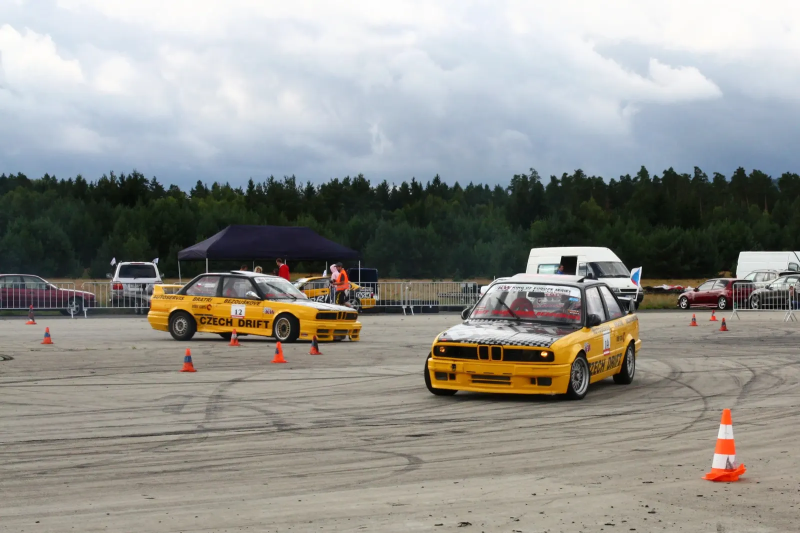 Drift - dva žluté BMW E30 Czech Drift