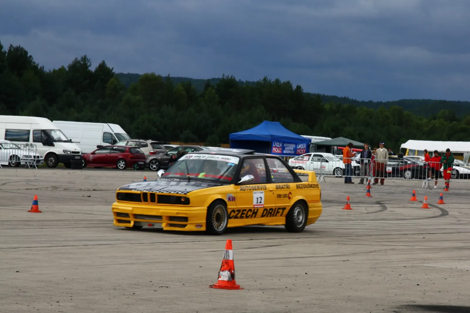Žluté BMW E30 Czech Drift #12 sólo mezi oranžovými kužely