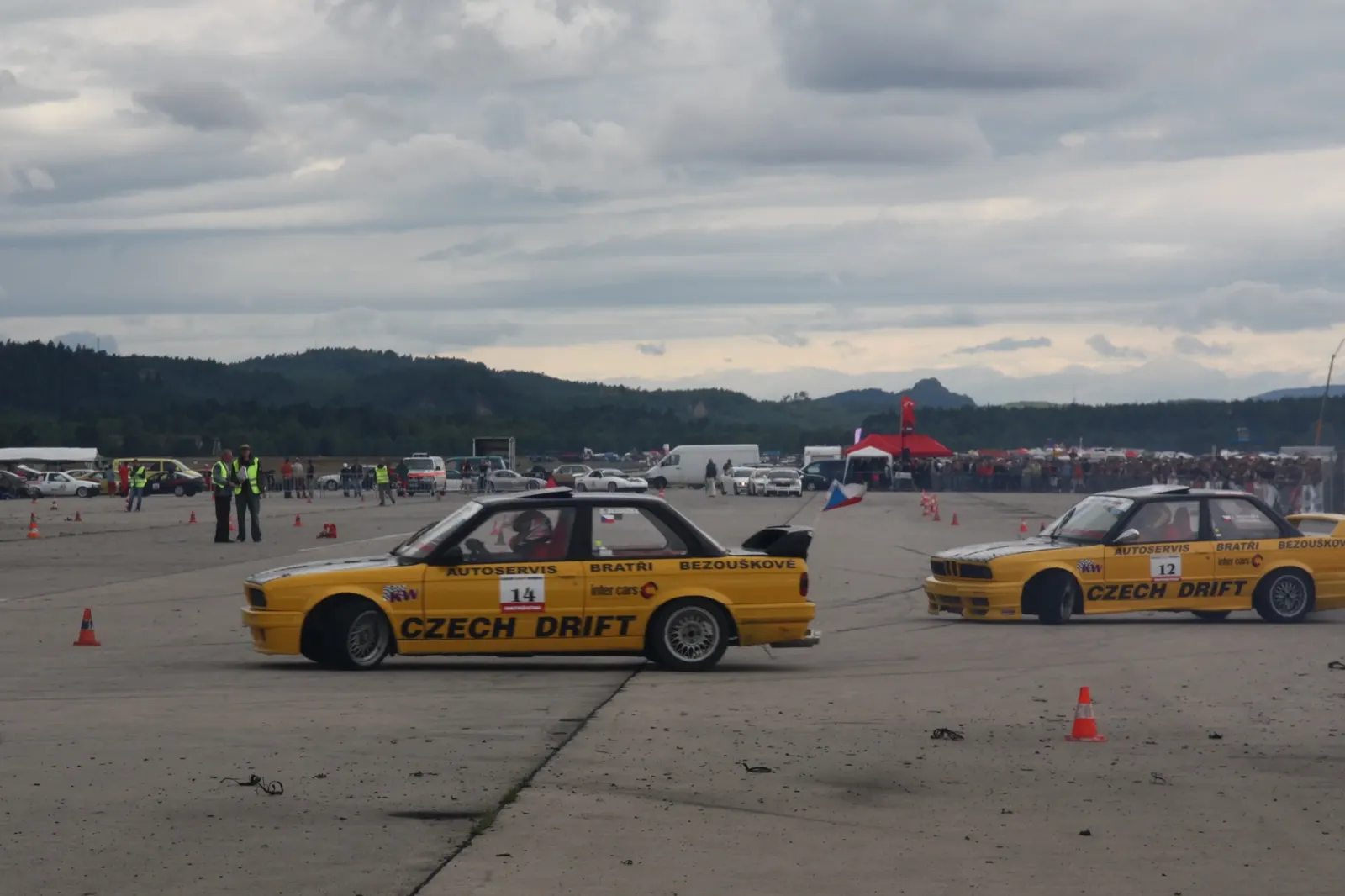Dvě žluté BMW E30 Czech Drift týmu Bratři Bezouškové v akci