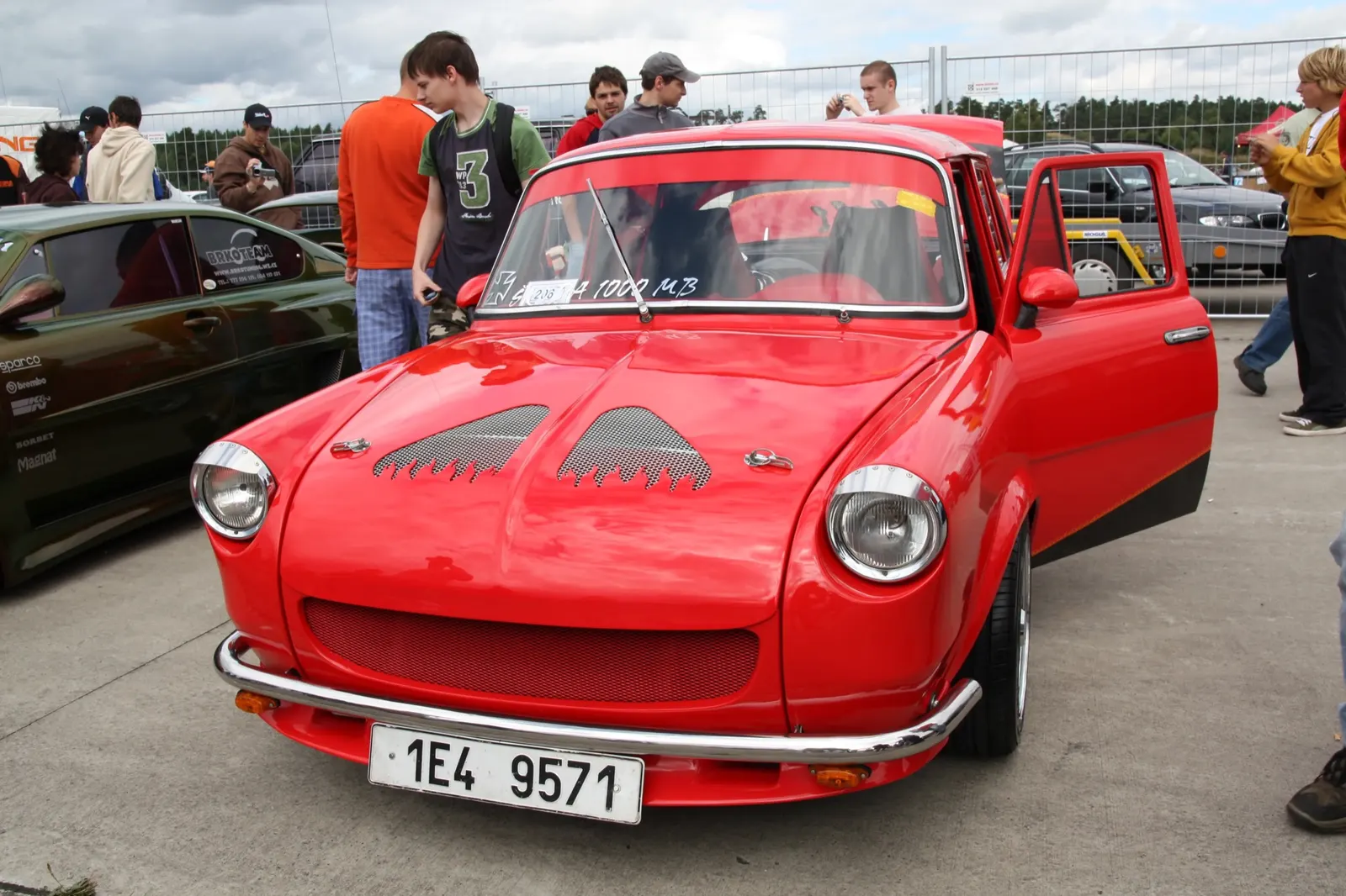 Červená Škoda 100 s domácí přestavbou