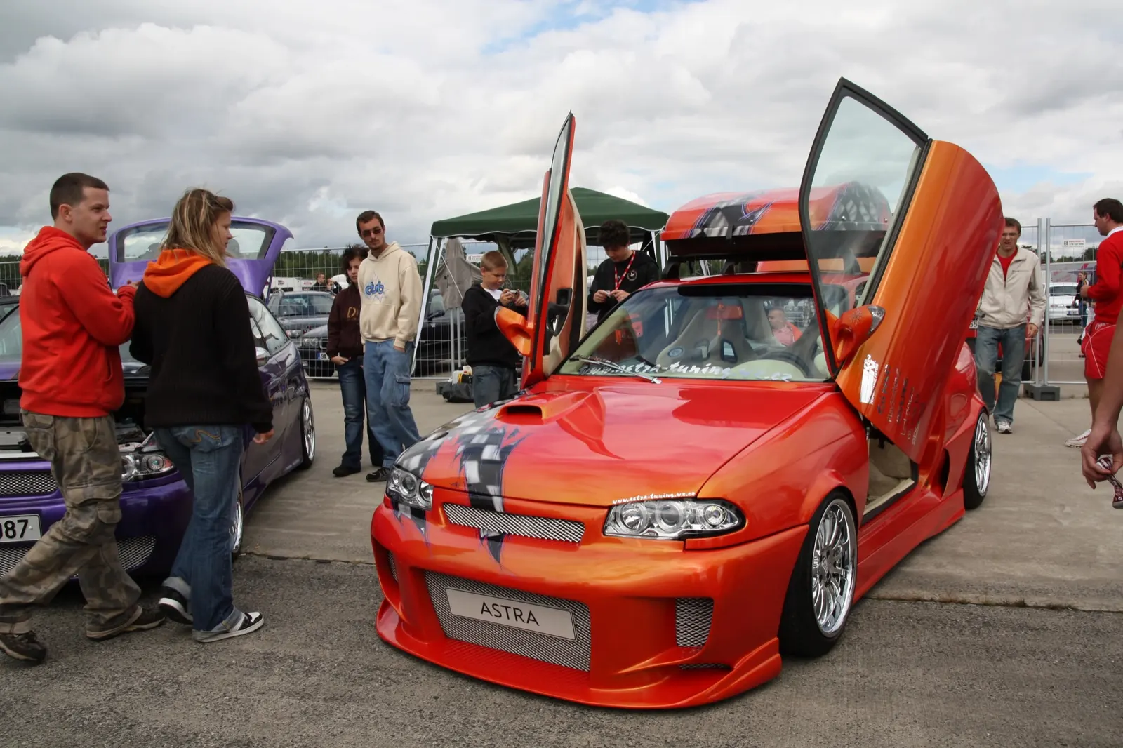 Oranžová Škoda 100 s lambo dveřmi