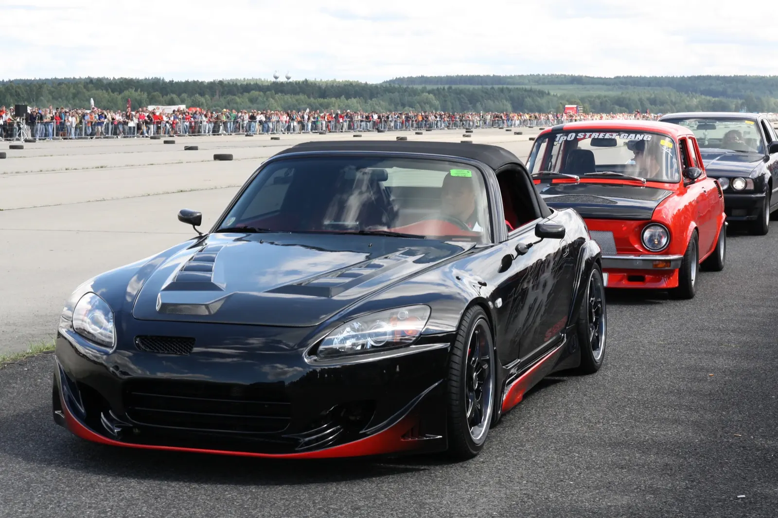 Černá Honda S2000 a červená Škoda 100 Street Gang čekají na start