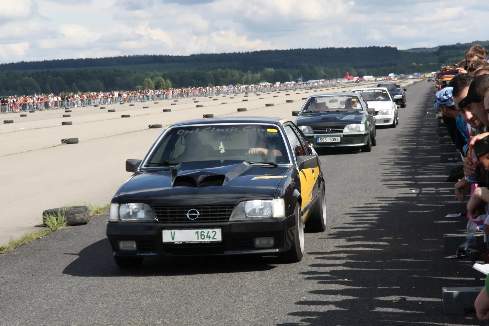 Opel Monza s předním klapkovým bracketem ve frontě na start