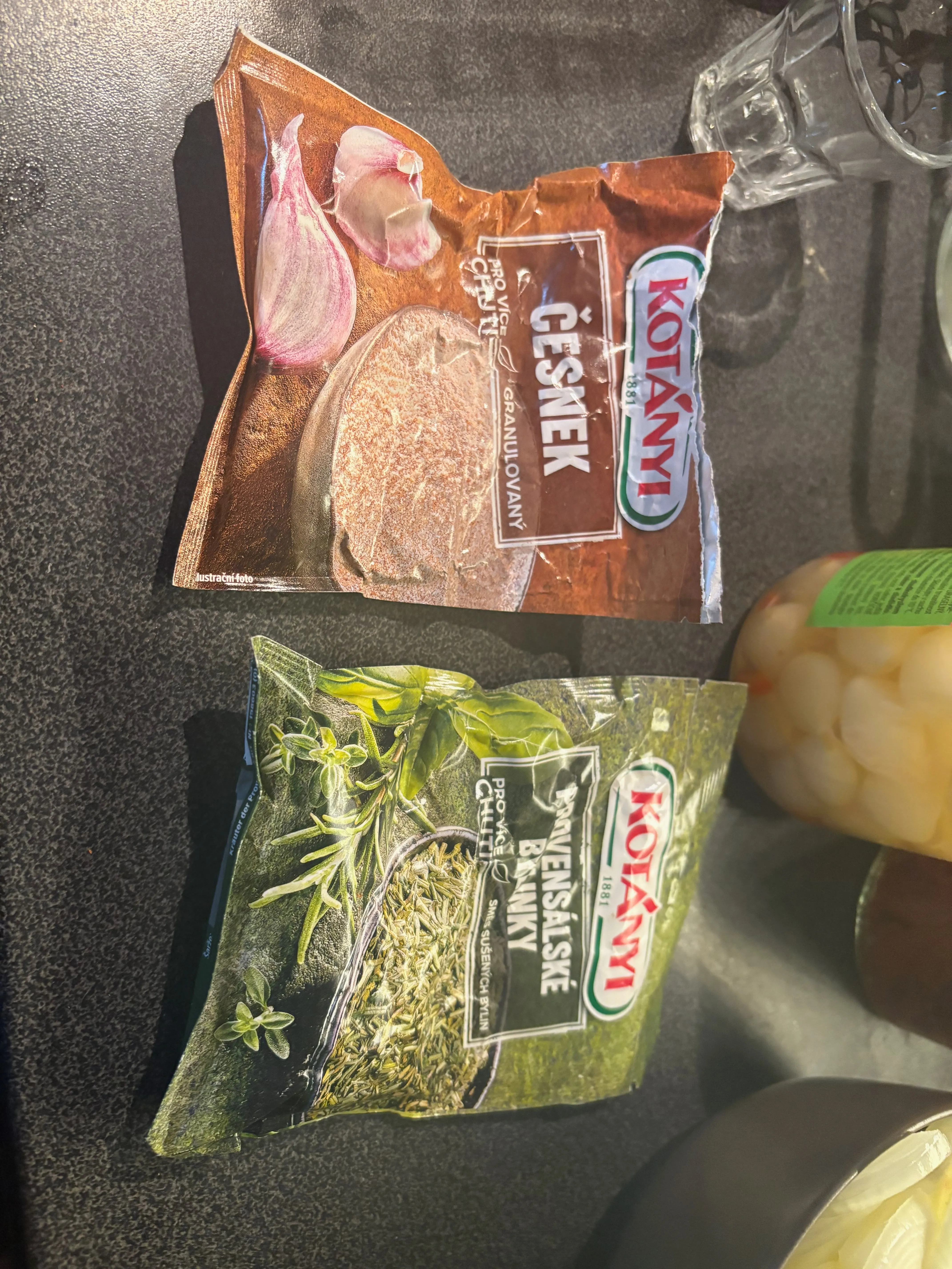 Dvě sáčky koření Kotányi - sušený granulovaný česnek a Provensálské bylinky