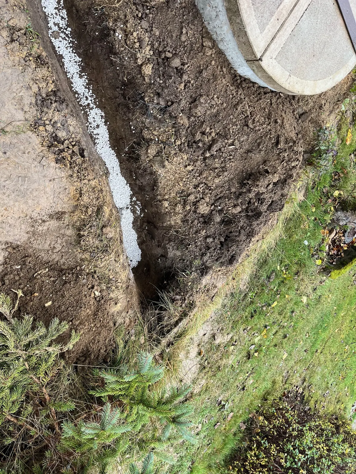 Vykopaná rýha s vrstvou drenážního štěrku podél dna