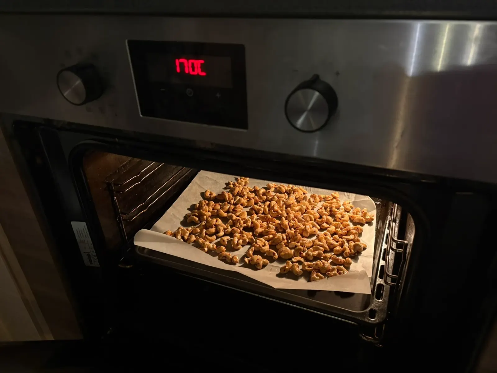Plech s kešu v troubě, na displeji trouby 170 °C