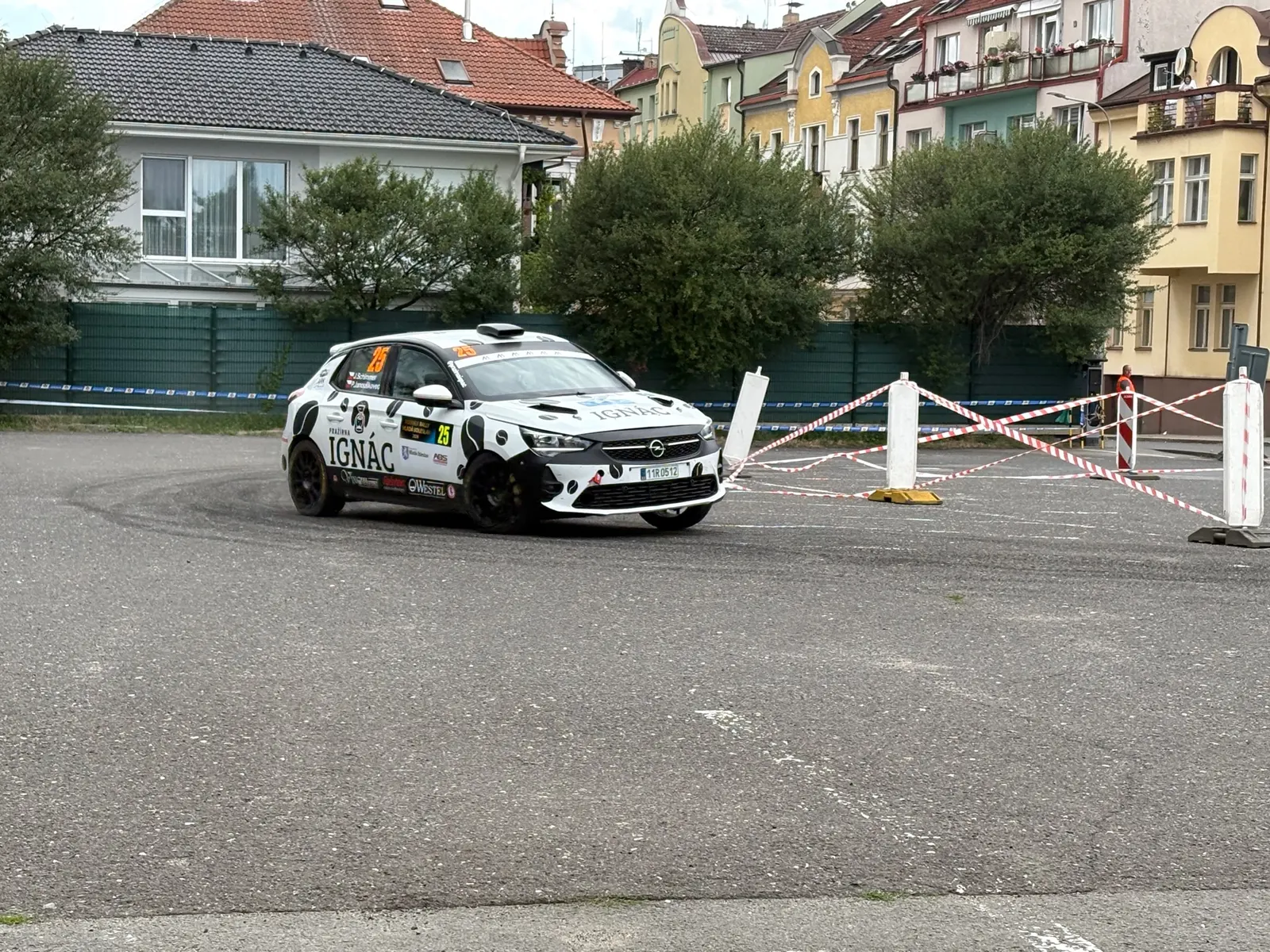 Opel Corsa v barvách Pražírny Ignác na městské RZ Rally Bohemia 2026
